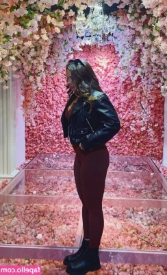 Allyson - Who would wanna go skinny dipping with me