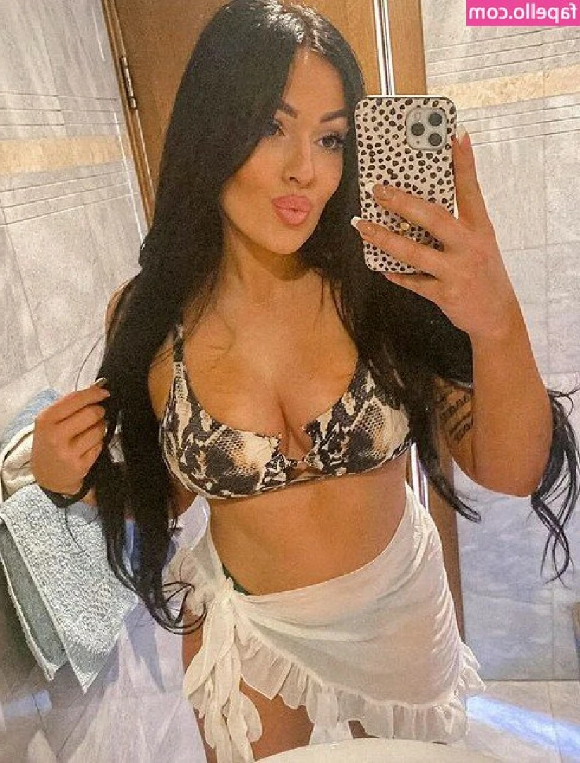 Allyson - Watch me laugh and squirm while I tickle myself 😈