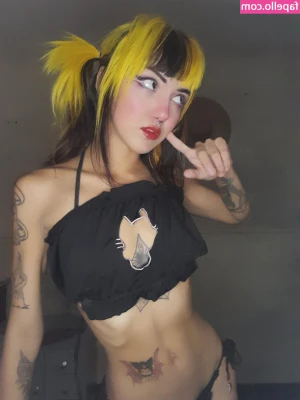 YoiFox - Gotta love a dominant woman right
