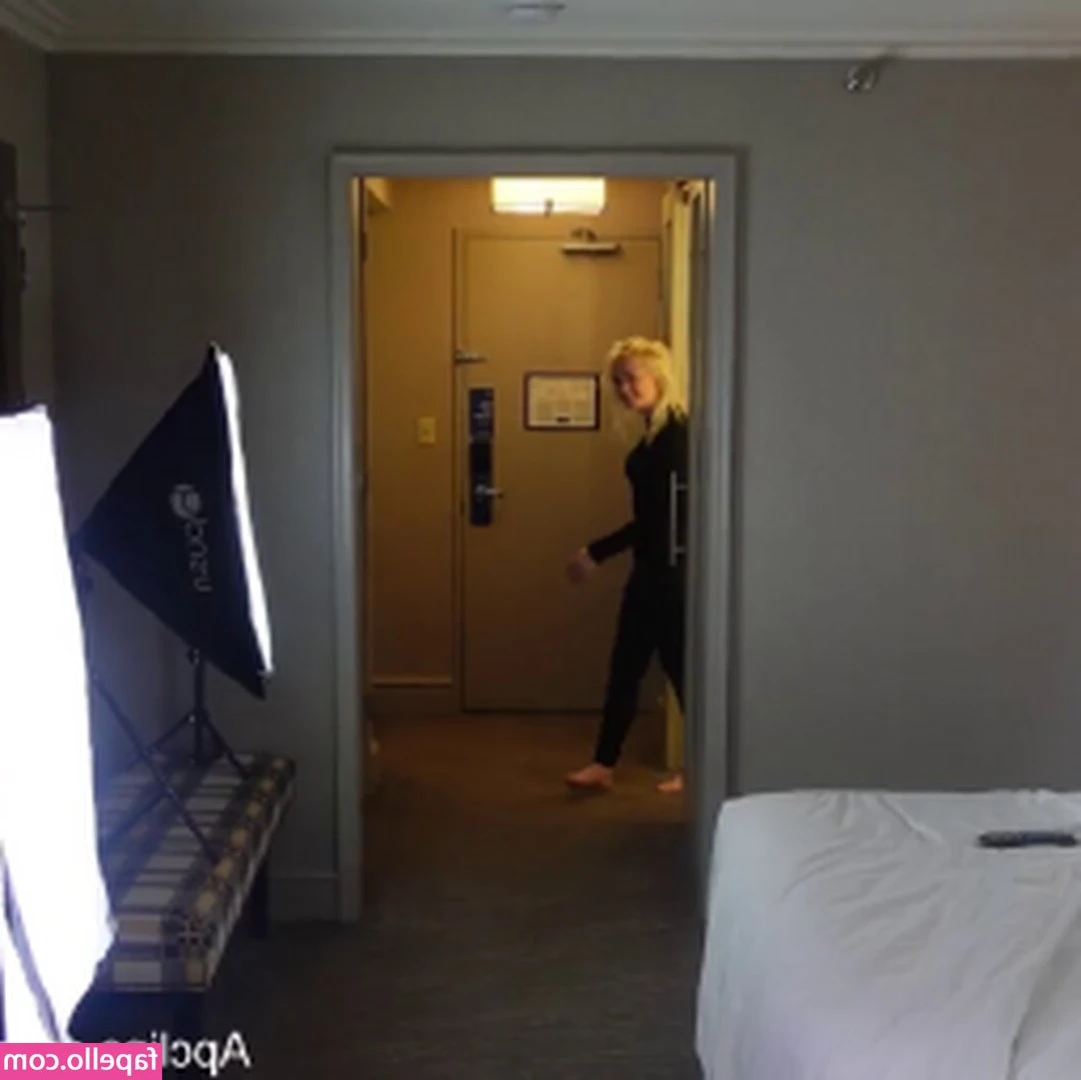 Kinkydom4sub - It s dark  but I got a Brazilian wax today and I wanted you to see me
