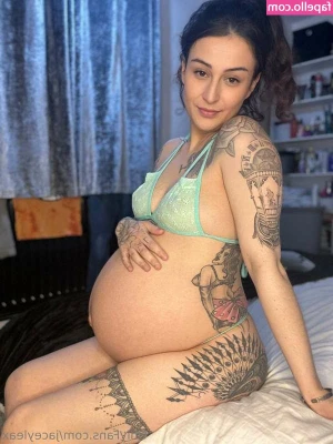Queeniink69 - Just a few full nudes while at work