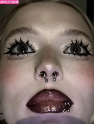 Ksenkanesesh - Anyone with a pretty cock down for a face time ? I need help with a