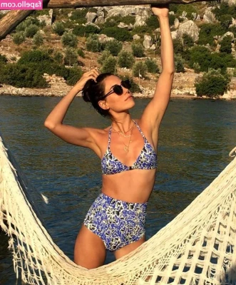 Cansu Dere [ cansu-dere ] - Mi sono fatta crescere un po  di peli sulla patata  mi piace quella