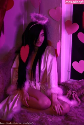 elizabethreed - Shower ➡️ coffee ☕️ with a photographer ➡️ masturbate