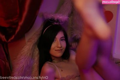 elizabethreed - What do you think my cleavage smells like
