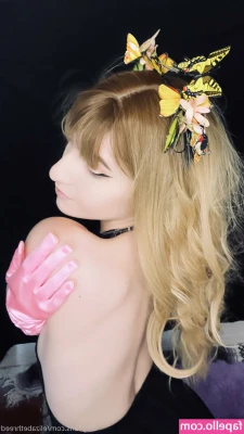 elizabethreed - Shoot me a  1 tip if you want me to pull my panties down