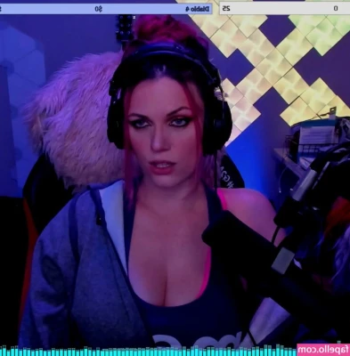 scxrlet64 - Scroll👉 Gamer girl set goes topless 👀😂💕💕🦄💕 hope