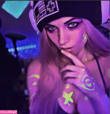 scxrlet64 - Heyyy baby  I have a question  What do you like better in women ass