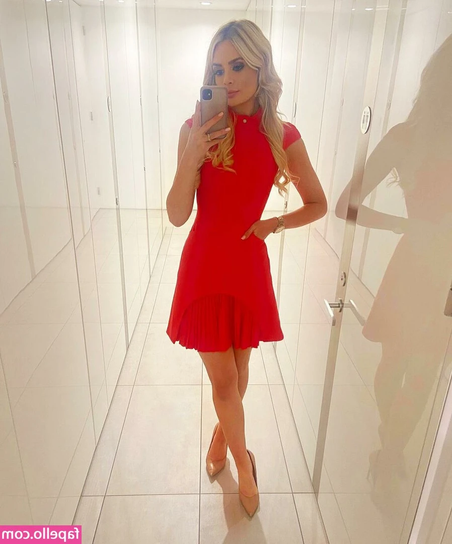 Ellie Costello [ ellie-costello ] - Would you tell me if my pussy was showing in this dress or keep it to