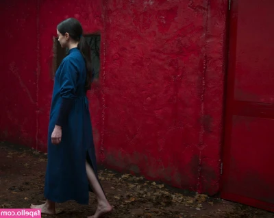 Aisling Franciosi [ aisling-franciosi ] - would you rather   kiss your girlfriend or kiss my feet