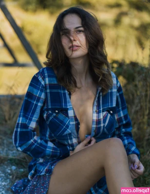 Jana Esser [ jana-esser ] - a little treat to get you through supper