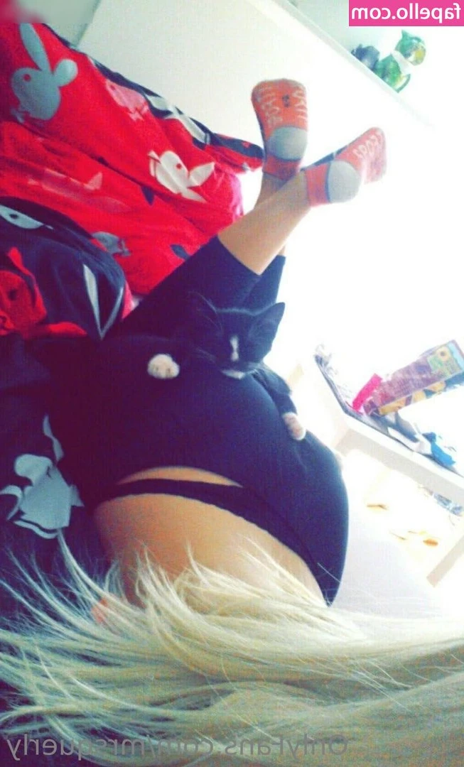 Mrs.querly [ mrs-querly ] - Getting tired of packing  Excited to be back in the GTA  Moving in