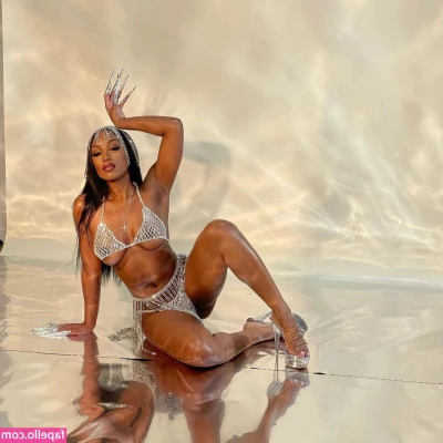 Tinaqueen_15 [ tinaqueen-15 ] - Go check your dm‘s and don’t miss my latest video 🔥🔥🔥