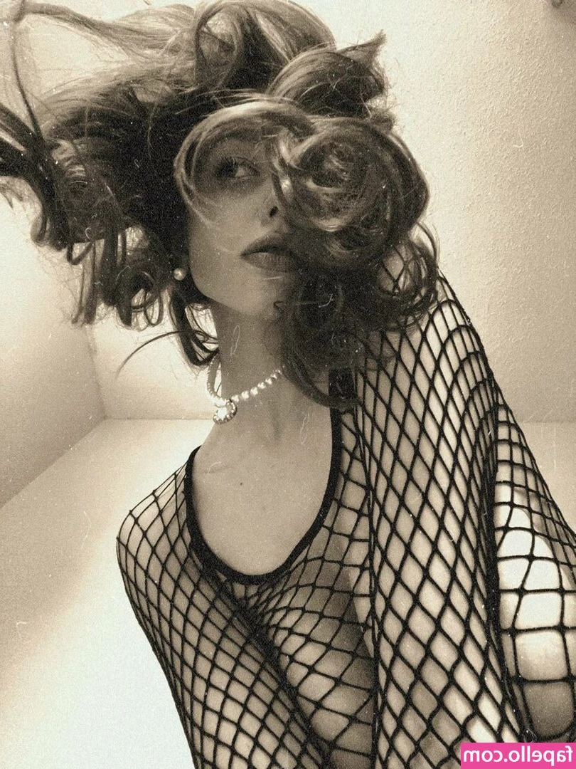 anastezi.k [ anastezi-k ] - Let me squish your head between my thighs