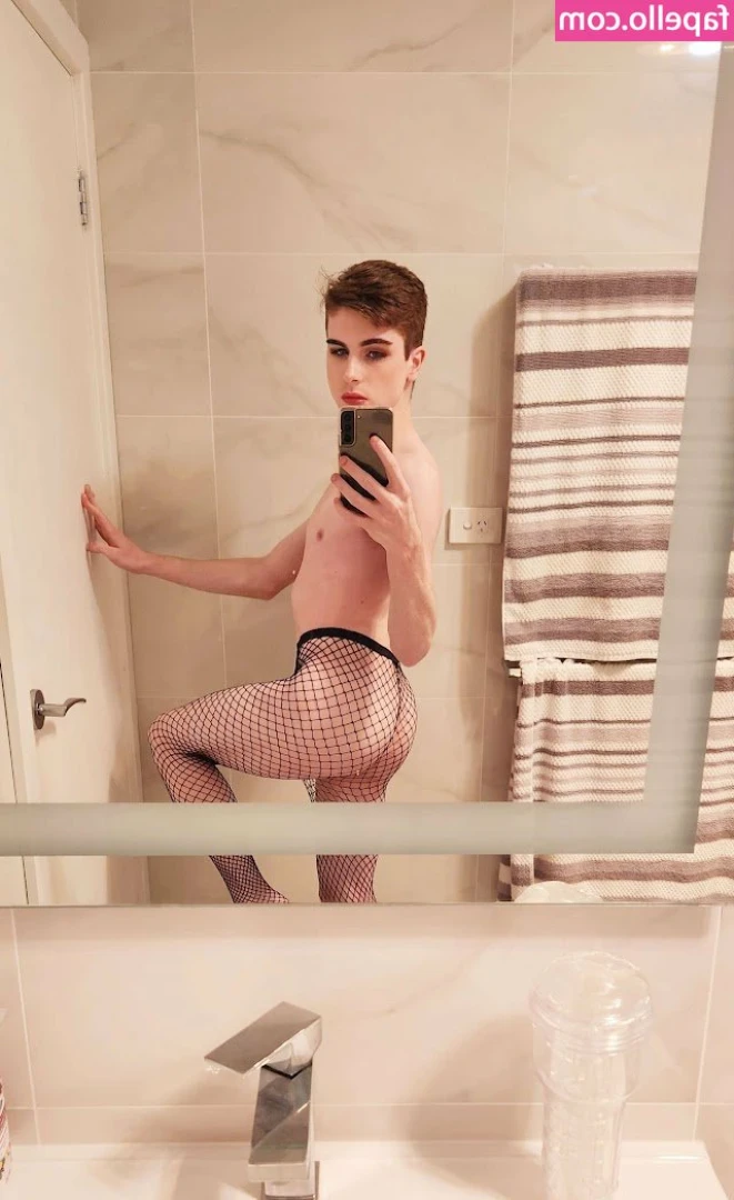 Amelie Aubrey [ amelie-aubrey ] - getting naughty outside 😜