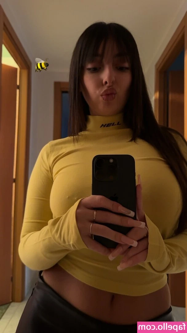 Lara Braile [ lara-braile ] - Spread your cheeks to the sun  let your buns have some fun