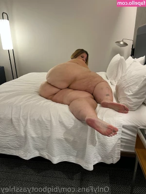 bigbootyasshley - Big titties make the world go round 🌍