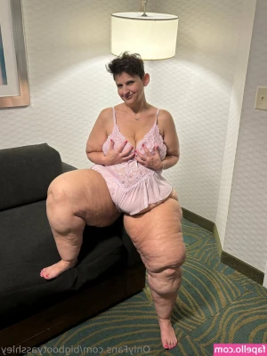 bigbootyasshley - I love humping my pillow and overstimulating my clit with my hitachi