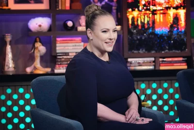 Meghan McCain [ meghan-mccain ] - CUMSHOT LAYING ON BED WITH ASS FLASH