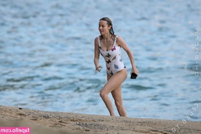 Brie Larson [ brie-larson-1 ] - What games does it look I play? Wrong answers only! 😂👇🏻