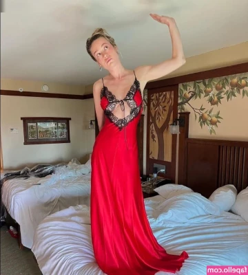 Brie Larson [ brie-larson-1 ] - Who wants to play with this fresh hole?