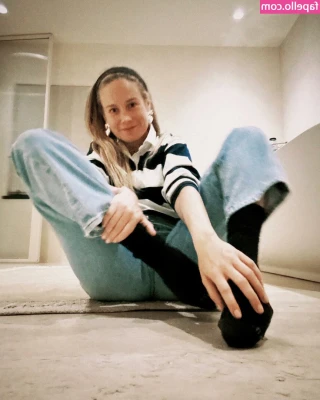 Brie Larson [ brie-larson-1 ] - Here we go guys! Let me introduce you Vivien! The other half of Blue