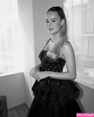 Brie Larson [ brie-larson-1 ] - Second load of the day.. that view between my big hairy thighs kinda