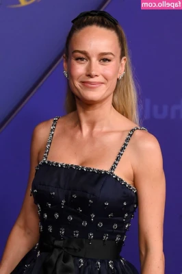 Brie Larson [ brie-larson-1 ] - I love doggie🤤