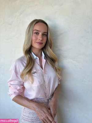 Brie Larson [ brie-larson-1 ] - Here's my little present for you wrapped in a cute bow 💞🤭