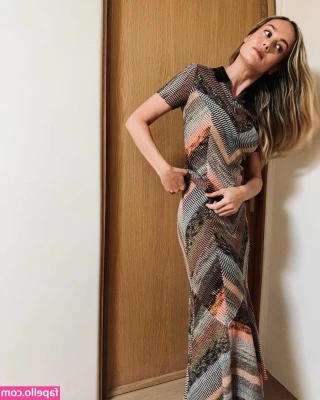 Brie Larson [ brie-larson-1 ] - Spread toes & lil boobs 😋