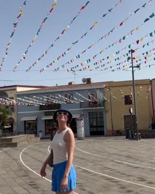 Brie Larson [ brie-larson-1 ] - my pussy always slips out of this skirt! 🥺