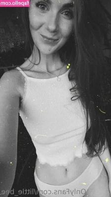 little_bee [ little-bee ] - 😚underboobHaving hardtime keeping the bandage up