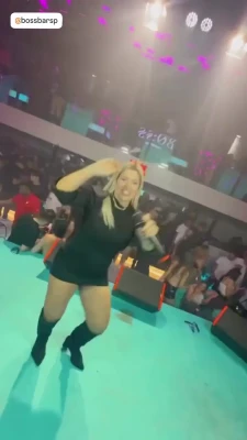 Mulher Filé [ mulher-file ] - How many of you would want to do this? First I smashed the cake with