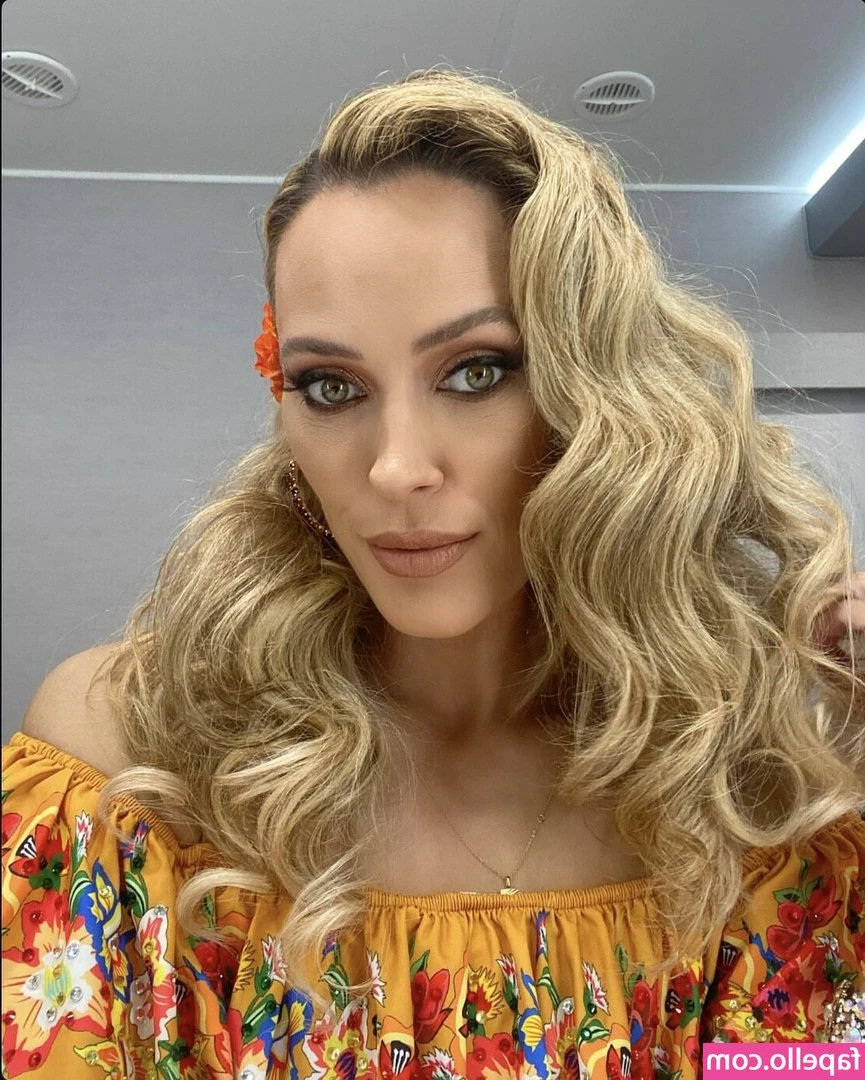 Peta Murgatroyd [ peta-murgatroyd ] - A good servant always makes sure Goddess has her dirty feet well