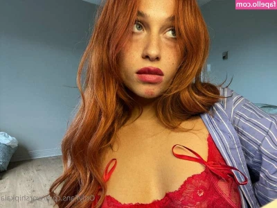 Kaia - I love to let my tits pop out
