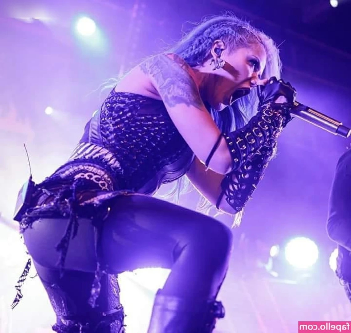 Alissa White-Gluz [ alissa-white-gluz ] - Feeling Hot