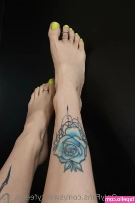 sweetyfeetys_03 [ sweetyfeetys-03-2 ] - on your knees  now  let s see if you re worth my time