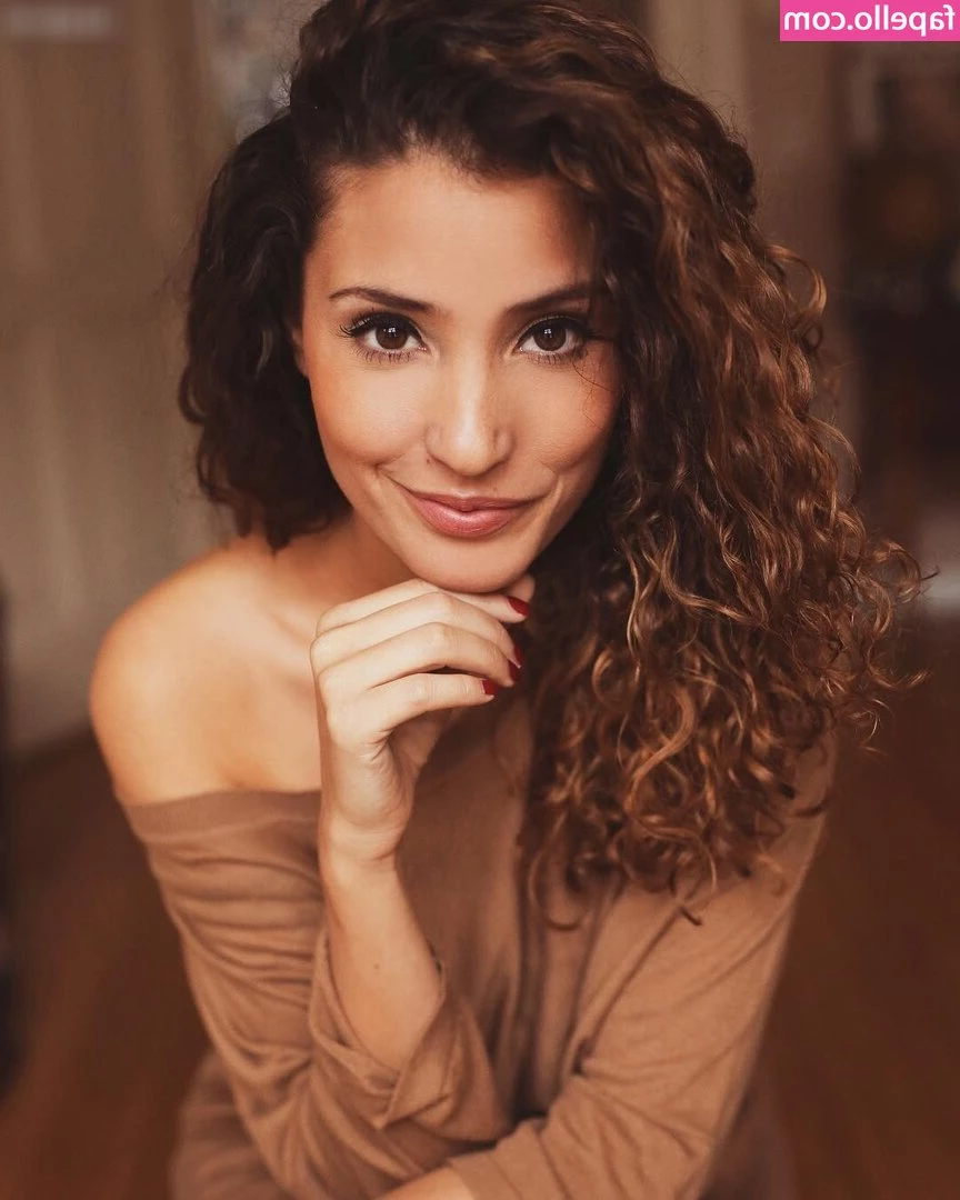 Nadine Menz [ nadine-menz ] - Horny and frisky under the tinsel