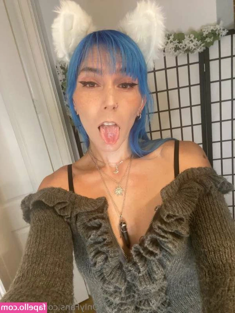 Taylor Rose [ taylor-rose ] - Just playing with my pussy whilst addressing my fans 🤣😂