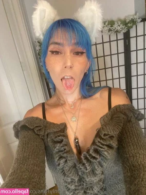 Taylor Rose [ taylor-rose ] - Just playing with my pussy whilst addressing my fans 🤣😂