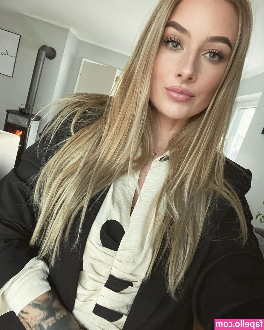 Lizzyfox - Every time I film I get distracted by my own sexy reflection 👀