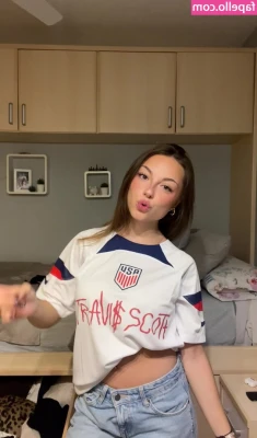 Elena Moya [ elena-moya ] - Cum cook with me?  New content uploading soon hehe