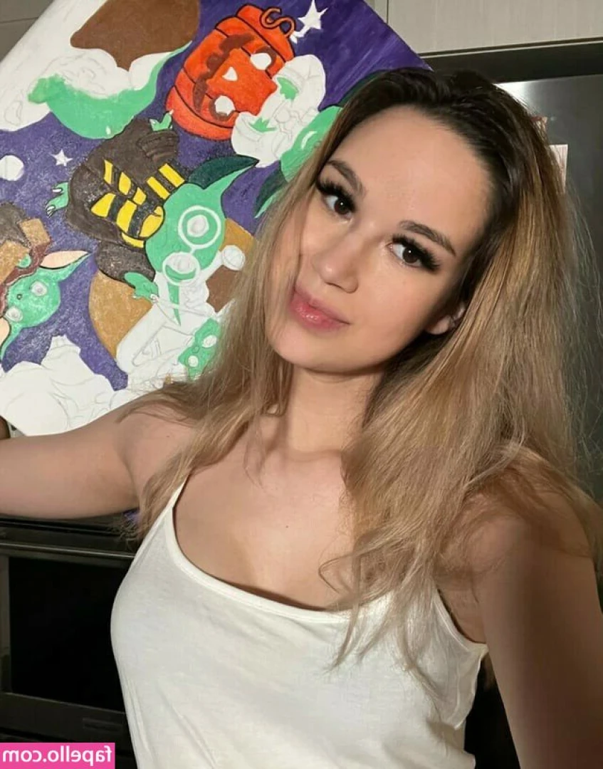 Dasha Reacts [ dasha-reacts ] - Haven’t posted a feet set in awhile. Anyone like fishnet tights?