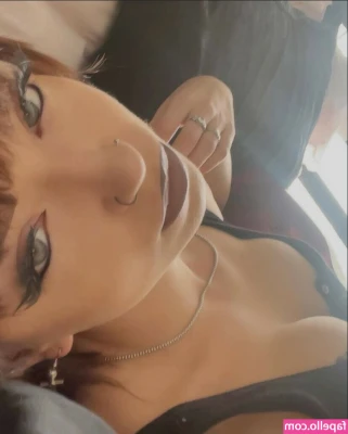 Olivia Kirsch [ olivia-kirsch ] - Pink hair  bath  wine and find out yourself