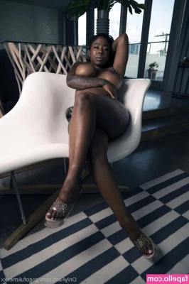 Gogo Fukme [ gogo-fukme ] - A woman s body is so beautiful