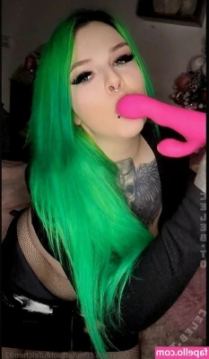 TattooTeufelchen92 - I get so horny before bed 😍 when do you get most horny? 😉
