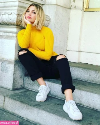 Olivia Holt [ olivia-holt ] - tryna get back in the swing of dancing hehe i couldnt do anything