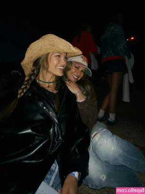Olivia Holt [ olivia-holt ] - Wedge Wednesday! Quarta de Anabella!