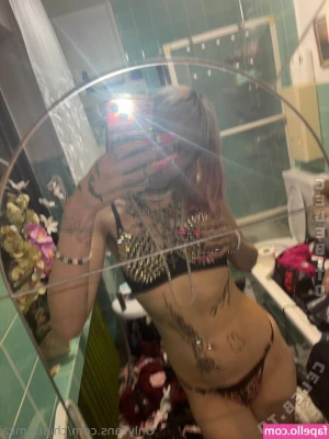 Chiara.mka [ chiara-mka ] - Getting bored waiting 🥱 you gonna show me? 🙈 hehe 🍆 Dick Pic