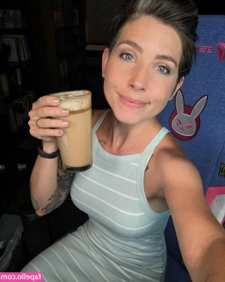 Soe Gschwind [ soe-gschwind ] - You want the real porn to drop? Beg for it in my DM’s slut 💅🏻